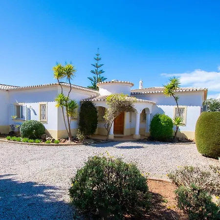 Villa La Pausa - Serene 3-bedroom Retreat With Heated Pool