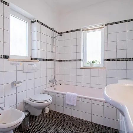 Villa La Pausa - Serene 3-bedroom Retreat With Heated Pool *