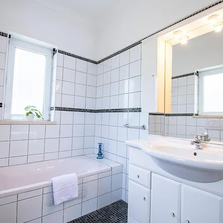 Villa La Pausa - Serene 3-bedroom Retreat With Heated Pool *