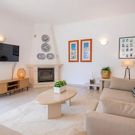 Villa La Pausa - Serene 3-bedroom Retreat With Heated Pool