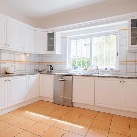 Villa La Pausa - Serene 3-bedroom Retreat With Heated Pool *