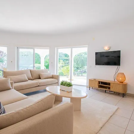 Villa La Pausa - Serene 3-bedroom Retreat With Heated Pool