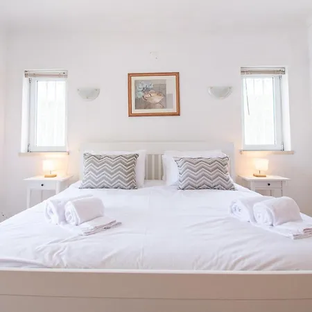 Villa La Pausa - Serene 3-bedroom Retreat With Heated Pool *