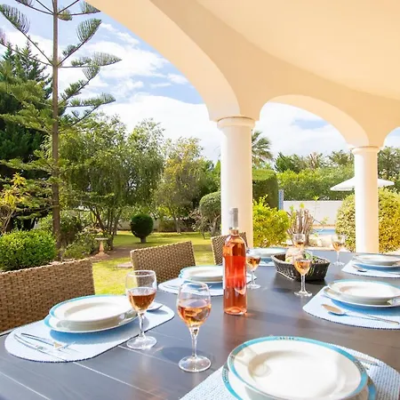 La Pausa - Serene 3-bedroom Retreat With Heated Pool